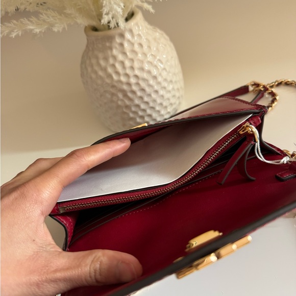 NWT. TORY BURCH BRITTEN SMOOTH CHAIN
WALLET W. WRISTLET CROSSBODY BARTLETT RED - Picture 9 of 15